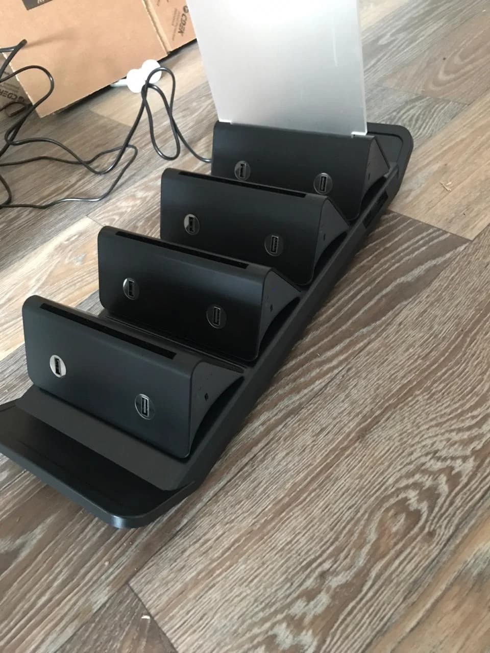 Несколько настольных станций Menu Charger
