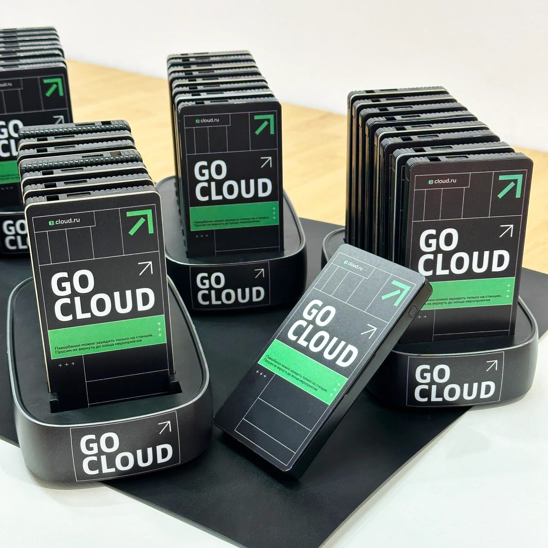 Док-станции и повербанки с оформлением GO CLOUD